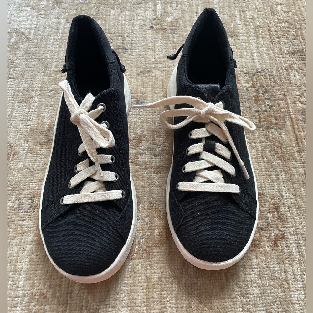 NWOB. OTBT Canvas Sneakers, white bottoms, Black, Size 7.5